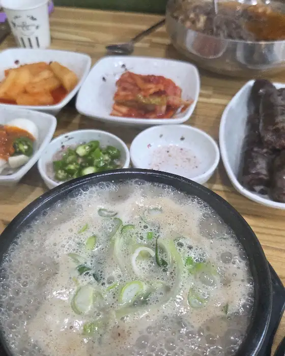 김이 나는 순대국밥과 반찬들