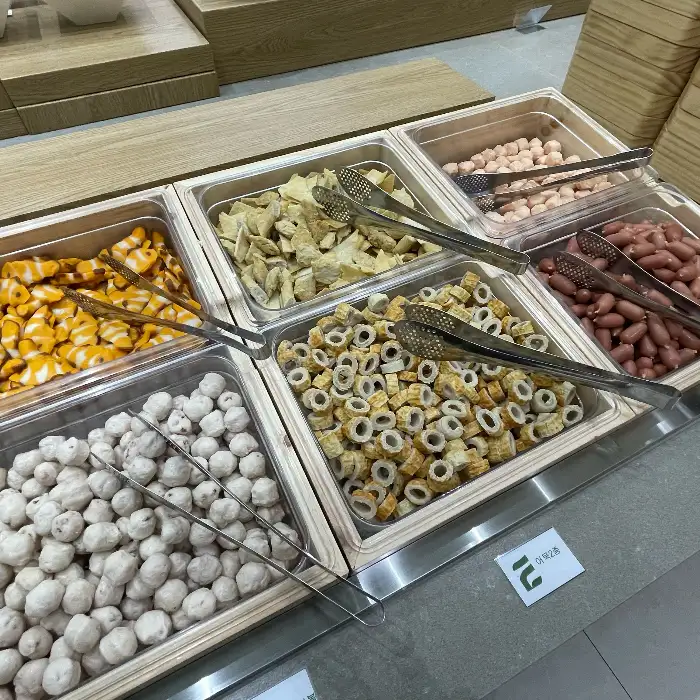 다양한 종류의 튀김과 빵