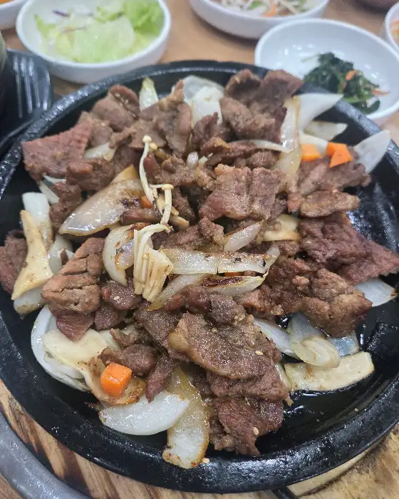 석갈비와 곁들임 반찬