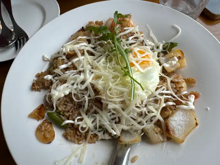 계란 프라이와 치즈가 올라간 김치 필라프