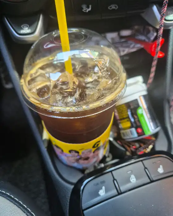 메가커피 아메리카노 차량 내부