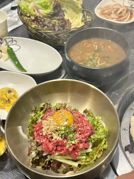 육회비빔밥과 된장찌개