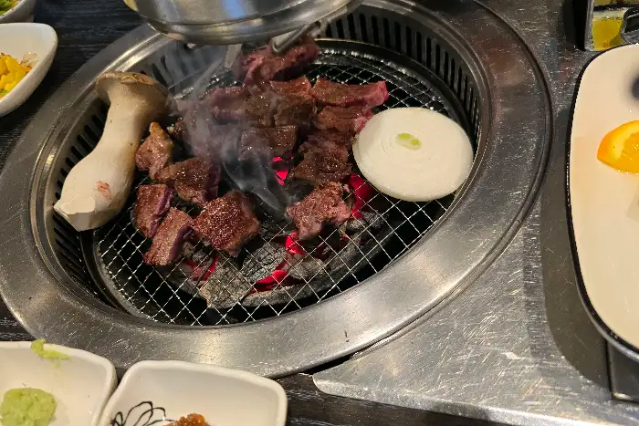 숯불 위에서 익어가는 고기