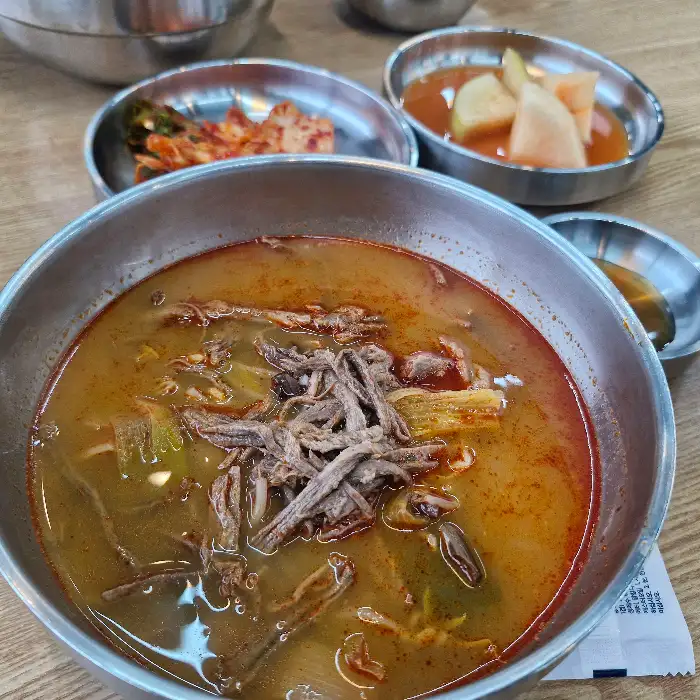육개장 안의 푸짐한 고기 건더기와 채소