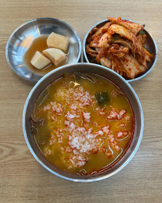 가족 단위 손님들이 식사를 하고 있는 매장 내부 모습