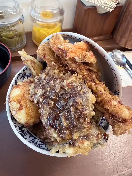 다양한 튀김이 푸짐하게 올라간 텐동