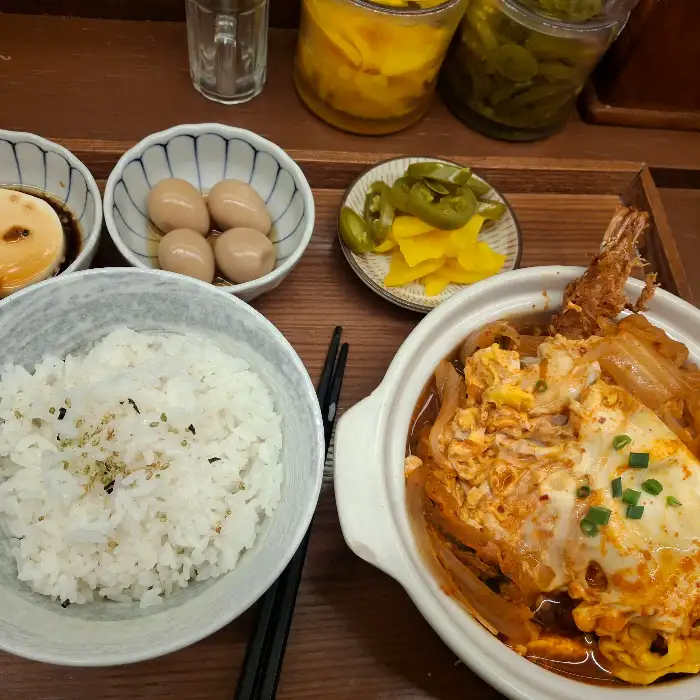 돈까스와 새우튀김이 푸짐한 김치나베
