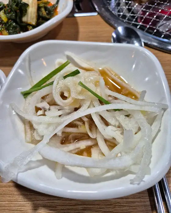 소스에 버무려진 양파와 파채 무침