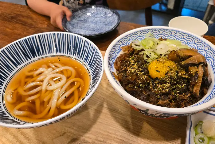 우동과 규동 한 상 차림