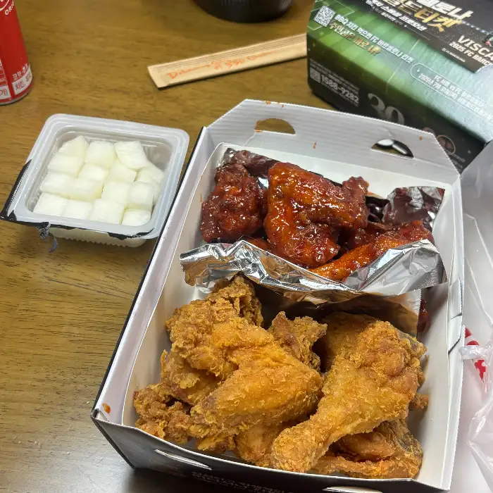 치킨과 치킨무, 그리고 음료가 담긴 테이블 모습