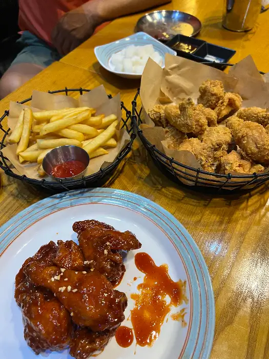 접시에 담긴 양념치킨과 감자튀김