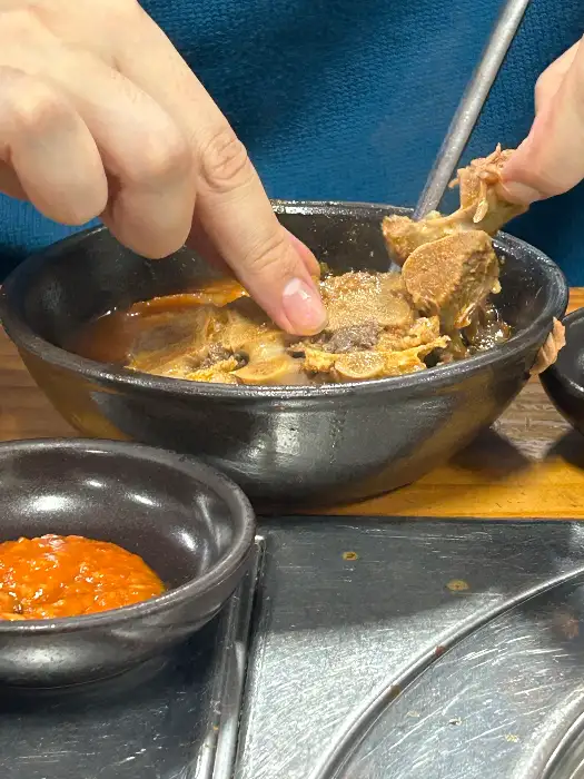 뼈에서 부드럽게 분리되는 감자탕 고기