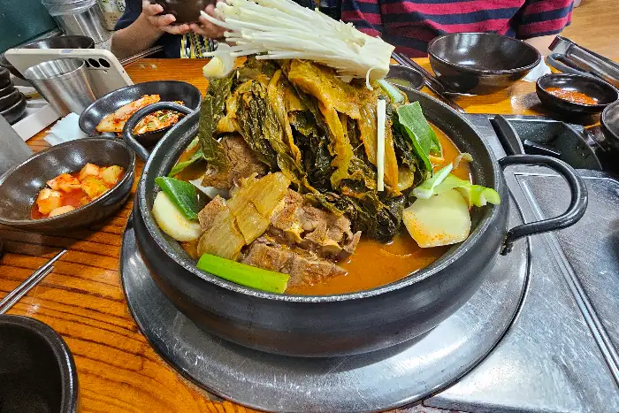 감자탕 뼈와 우거지가 푸짐하게 담긴 모습