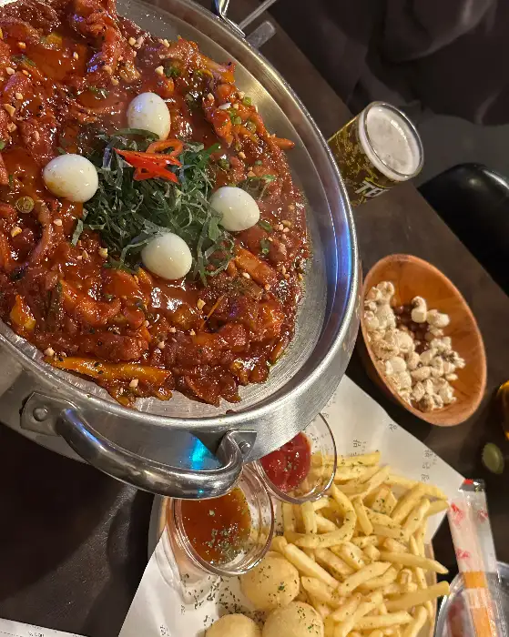 철판삼겹숙주와 감자튀김, 소스, 맥주가 함께 나온 모습
