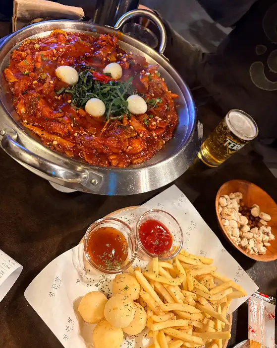 메인 안주와 감자튀김, 맥주, 그리고 테이블 세팅 모습
