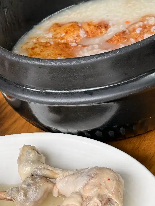 누룽지백숙의 누룽지죽과 닭고기 모습