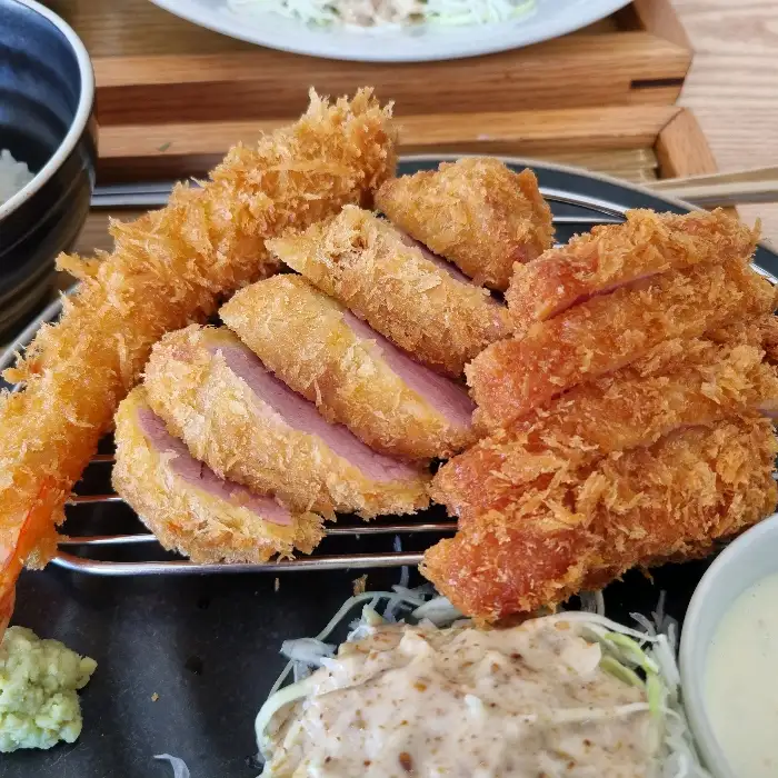 모듬카츠와 경양식 돈까스가 함께 차려진 푸짐한 상차림