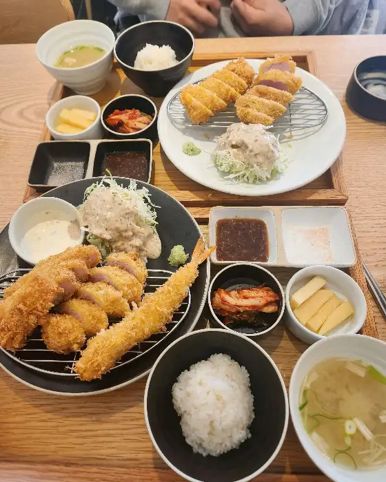 여러 가지 돈까스 메뉴가 푸짐하게 차려진 식탁