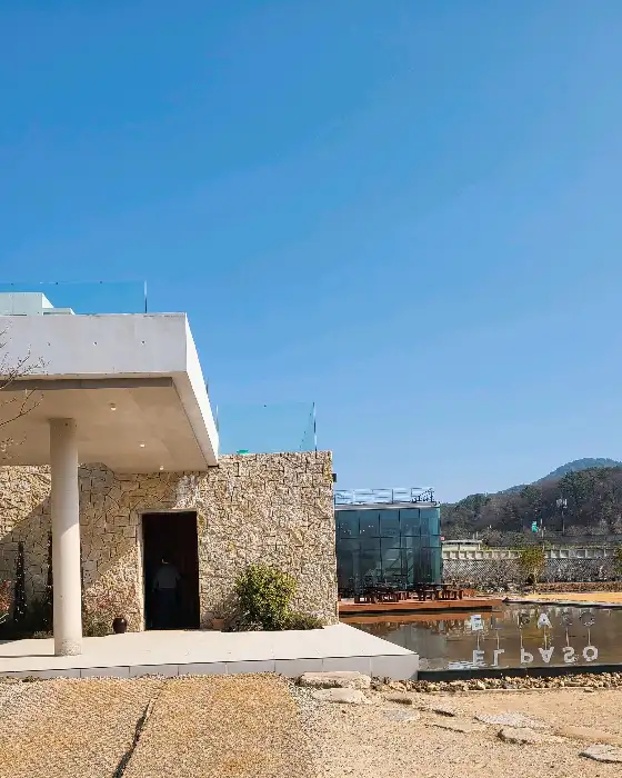 카페 외관의 현대적인 건축 디자인