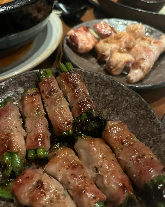 꼬치구이와 곁들임 메뉴