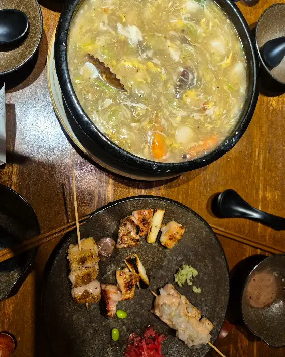 여러 가지 꼬치구이와 국물 요리