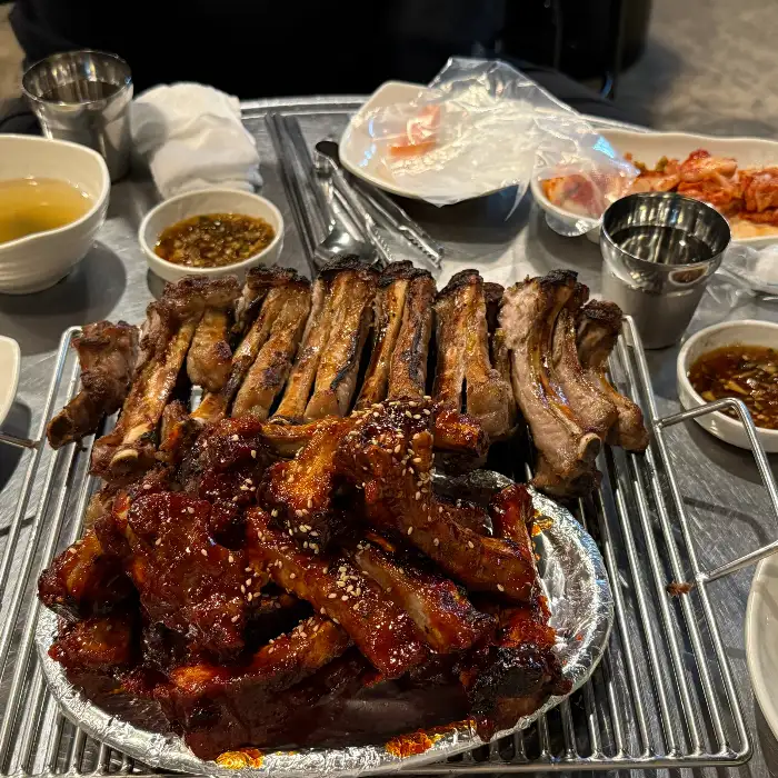 테이블에 푸짐하게 차려진 다양한 쪽갈비 메뉴