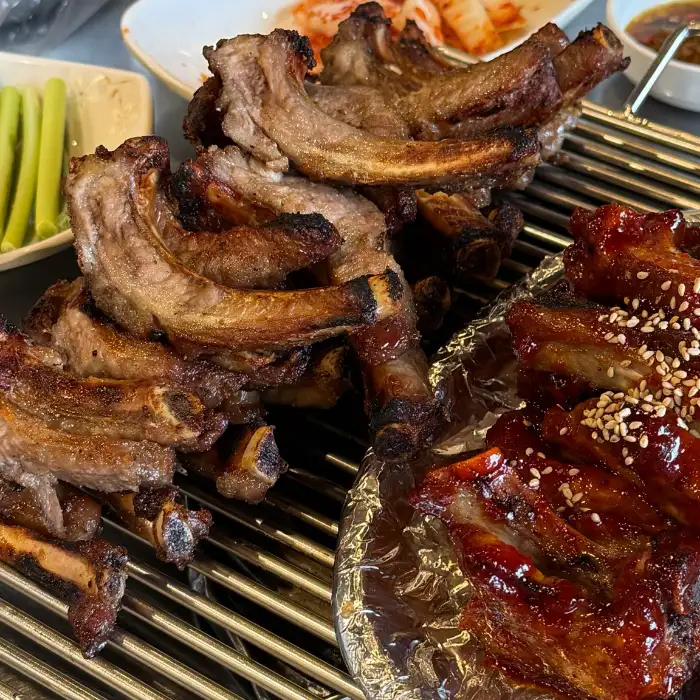 김치와 함께 나온 쪽갈비 클로즈업 샷