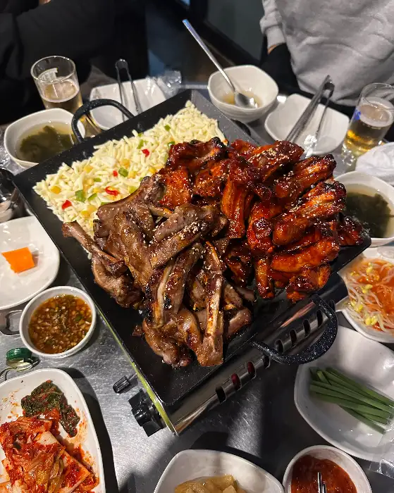 쪽갈비와 밥, 샐러드 등이 함께 나온 푸짐한 한상차림