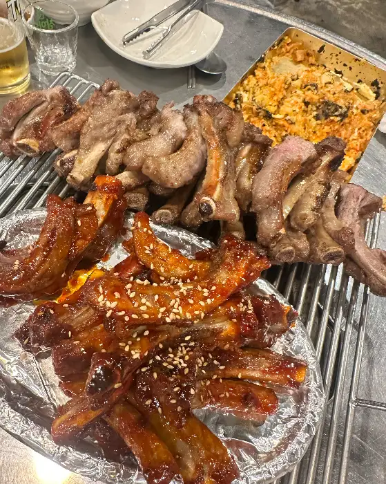 두 가지 맛의 쪽갈비가 함께 나온 모습