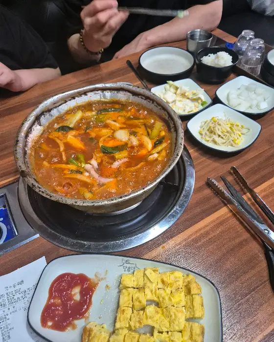 닭볶음탕과 함께 나온 반찬들
