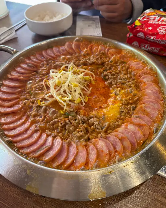 부대찌개에 끓여지는 라면사리