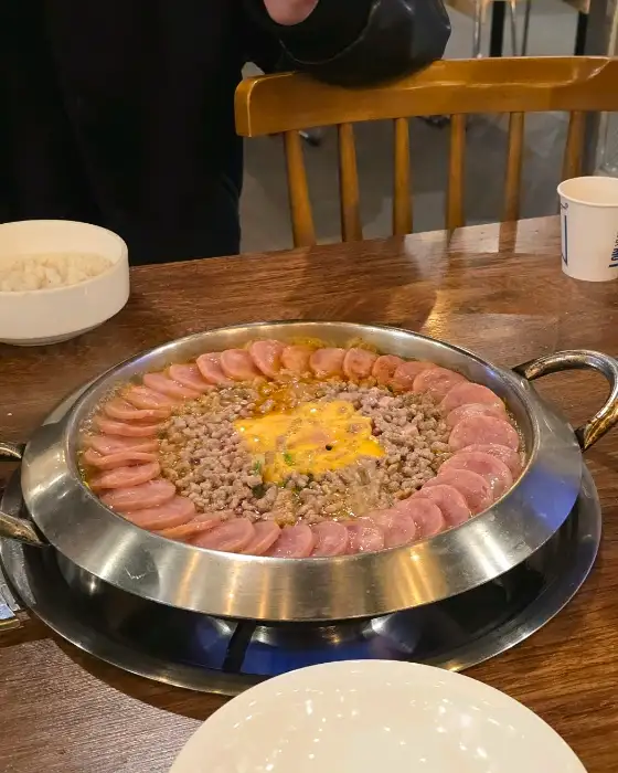 부대찌개 가운데 치즈