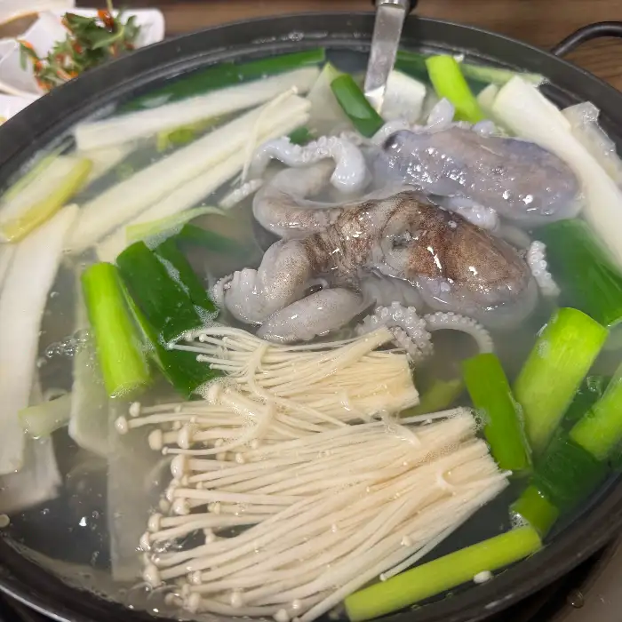 박속낙지탕을 끓이는 과정. 낙지가 먹음직스럽게 익어가고 있습니다.