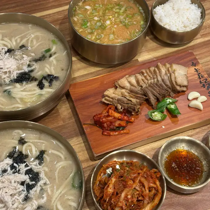 닭칼국수와 수육, 밥, 김치가 함께 나온 모습