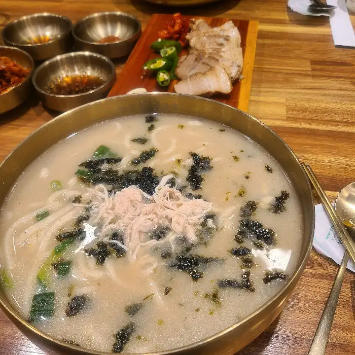 김가루와 파가 고명으로 올라간 닭칼국수