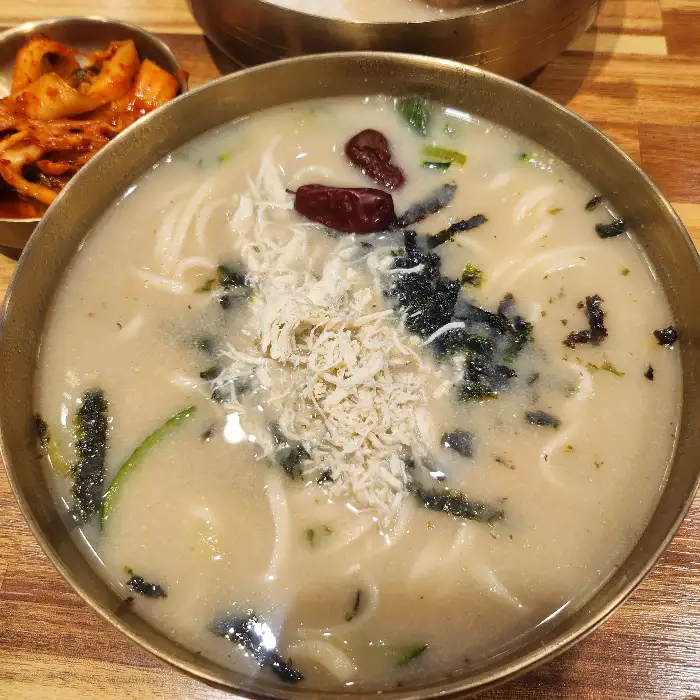 얼큰한 국물의 닭칼국수