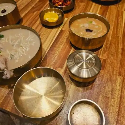 두 그릇의 닭칼국수가 나란히 놓인 모습