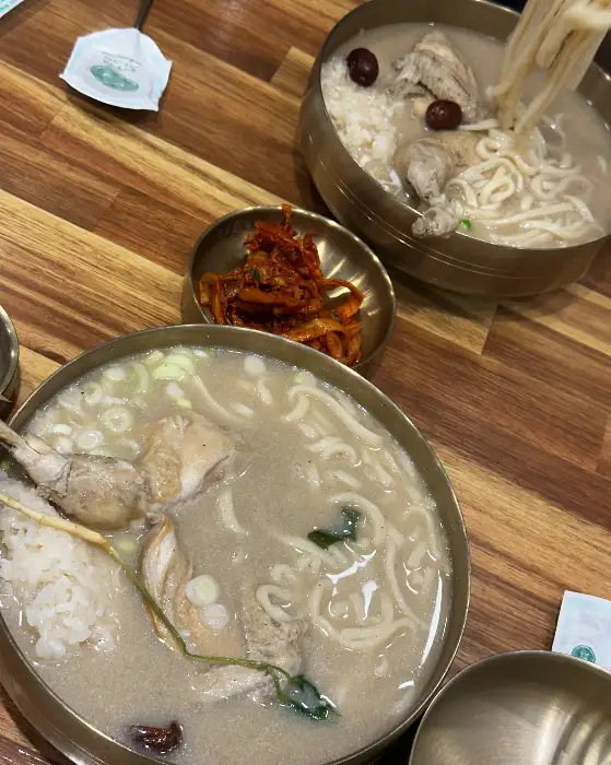 닭 한마리가 통째로 들어간 삼계닭칼국수