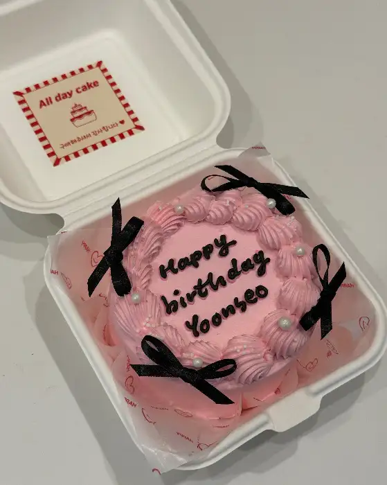 핑크색 생일 케이크에 'Happy birthday Yoonseo' 문구가 쓰여진 모습
