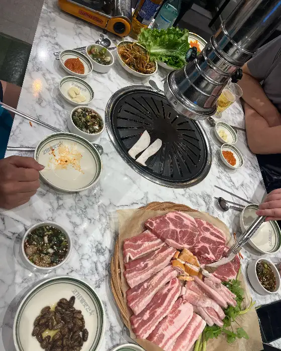다양한 반찬과 함께 차려진 고기 한상