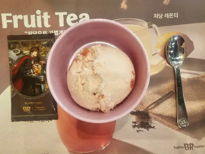 핑크색 컵에 담긴 아이스크림과 커피잔, 숟가락