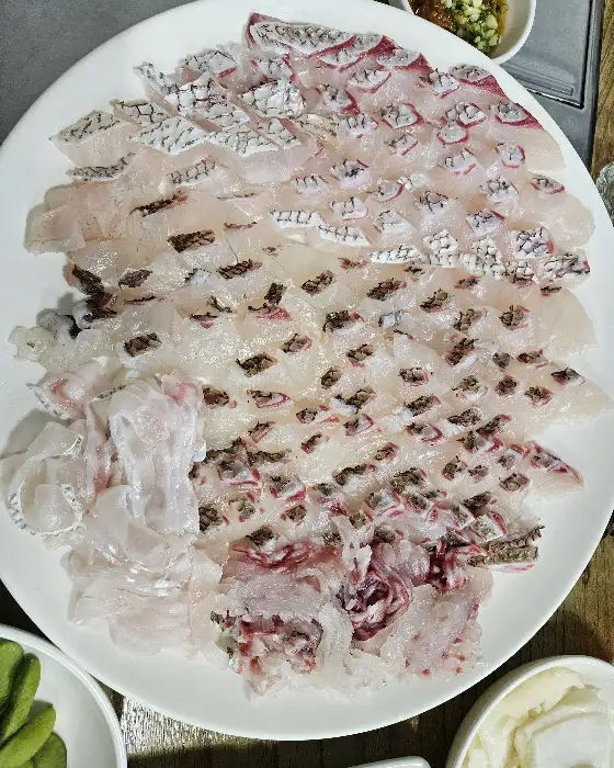 신선한 활어회 한 접시