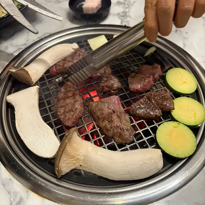평택 소사벌 한우 맛집 신우에서 구워지는 고기