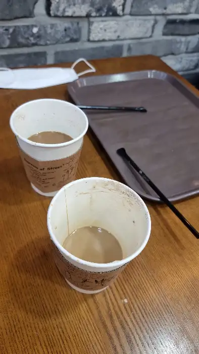 테이블 위에 놓인 두 개의 컵과 쟁반, 그리고 숟가락