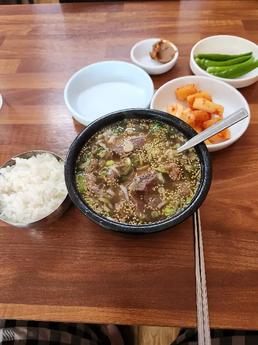 테이블 위에 차려진 곰탕 한 상 차림