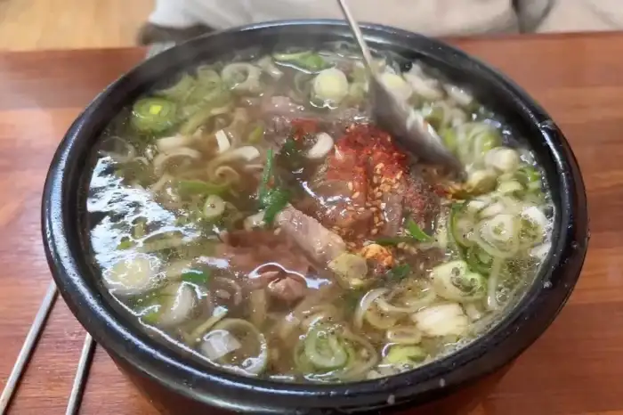 곰탕 국물을 젓가락으로 휘젓는 모습