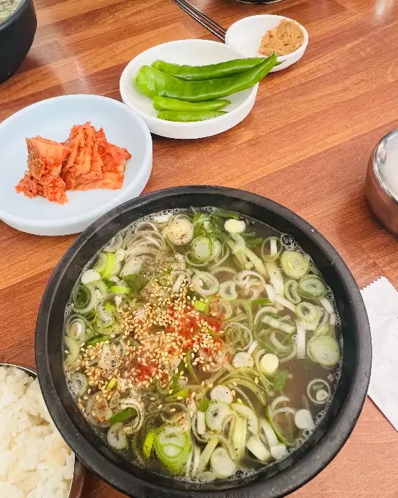 곰탕과 밥, 깍두기, 청양고추가 차려진 모습