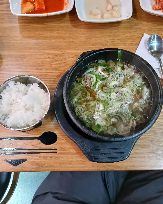 큼직한 갈빗대가 푸짐하게 담긴 갈비탕