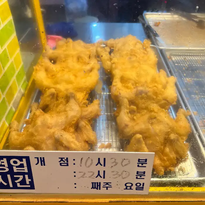진열된 통닭 모습