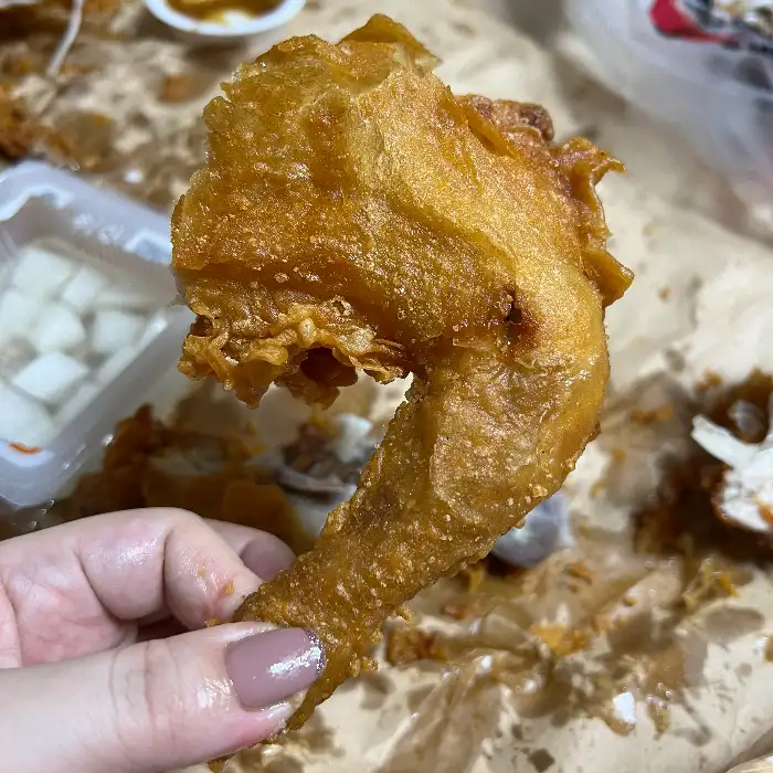 손에 들고 있는 통닭 조각